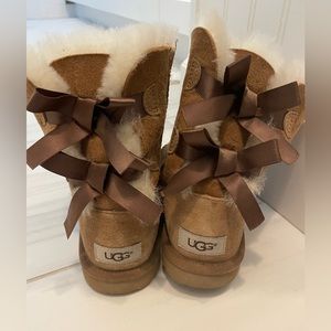 Ugg Bailey Bow - Used condition